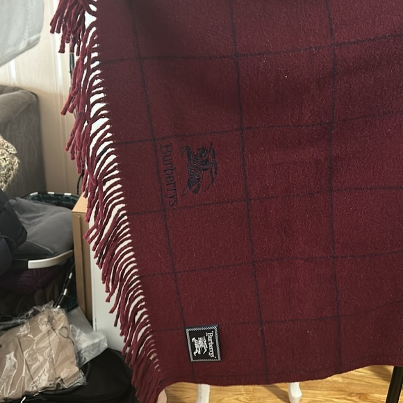 Authentic Burberry Wool Scarf - Picture 4 of 7